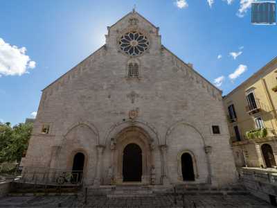 Solleviamo subito lo sguardo sulla facciata austera, in stile romanico